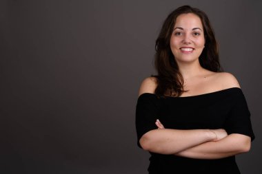 Siyah off-omuz üst gra karşı giyen genç güzel kadın
