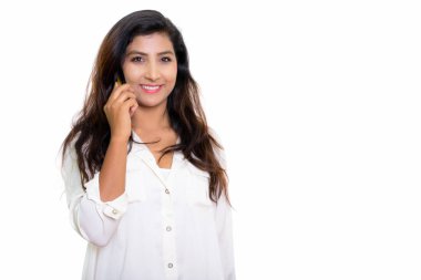 Stüdyo çekim mutlu İranlı kadının o konuşurken gülümseyen genç