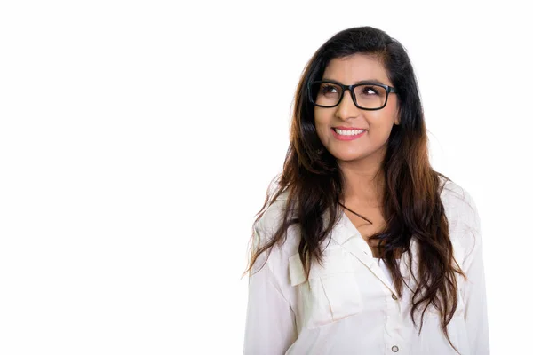 Estúdio tiro de jovem feliz mulher persa sorrindo e pensando wi — Fotografia de Stock