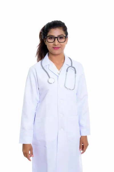 Studio shot of young beautiful Persian woman doctor standing wit — Stock Photo, Image