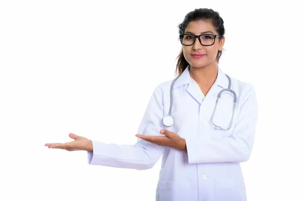 Estúdio tiro de jovem bela mulher persa médico mostrando alguns — Fotografia de Stock