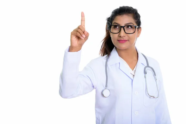 Estúdio tiro de jovem bela mulher persa médico pensando whi — Fotografia de Stock