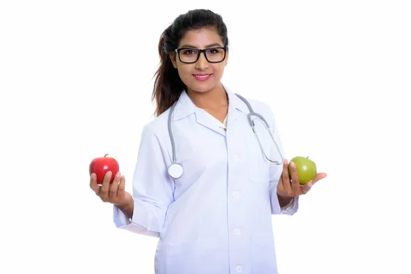 Studio shot de jeune femme persane heureuse médecin souriant tandis que ho — Photo