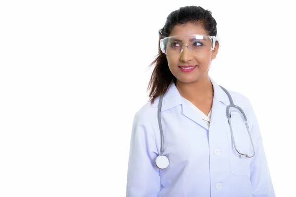 Estúdio tiro de jovem feliz mulher persa médico sorrindo enquanto th — Fotografia de Stock