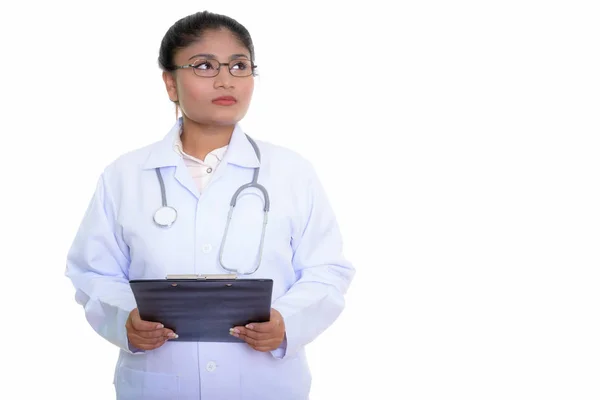 Estúdio tiro de gordura jovem mulher persa médico pensando enquanto hol — Fotografia de Stock