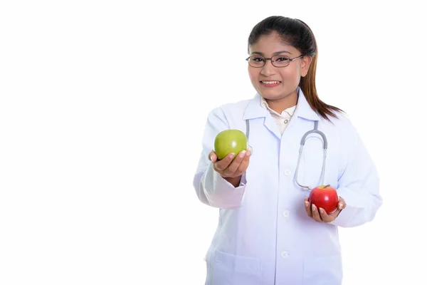 Estudio disparo de joven feliz grasa persa mujer médico sonriendo whil — Foto de Stock