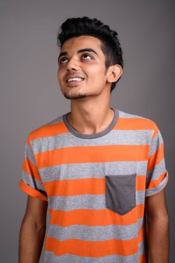 Genç Hintli adam gri arka planı