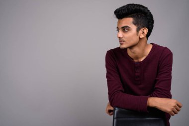 Genç Hintli adam gri arka planı