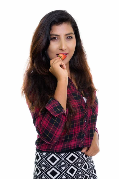 Estúdio tiro de jovem bela mulher persa comer morango i — Fotografia de Stock