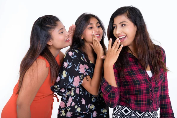 Estudio de disparo de la joven mujer persa feliz sonriendo mientras busca s —  Fotos de Stock