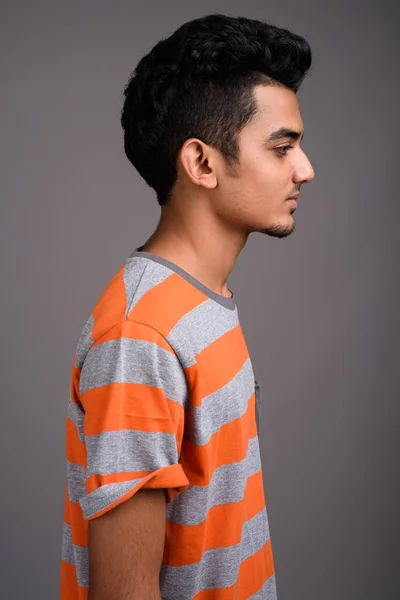 회색 배경 젊은 인도 사람 — 스톡 사진