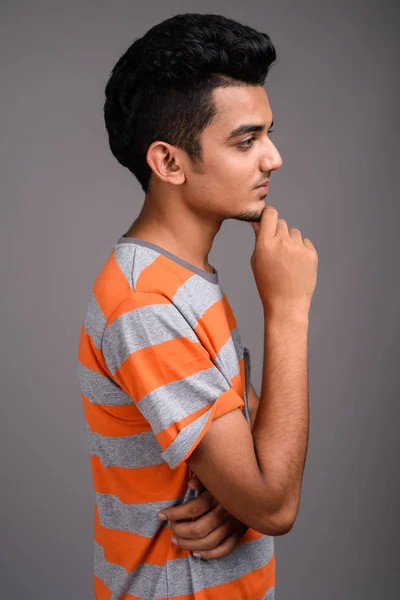 若いインド人灰色の背景 — ストック写真