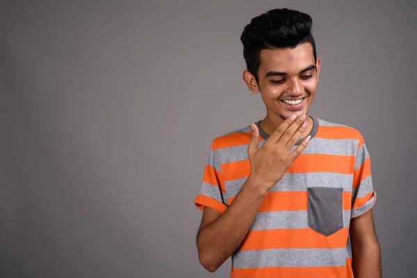 Joven indio contra fondo gris —  Fotos de Stock