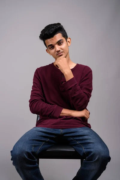 Fiatal indiai férfi sötétszürke háttérrel — Stock Fotó