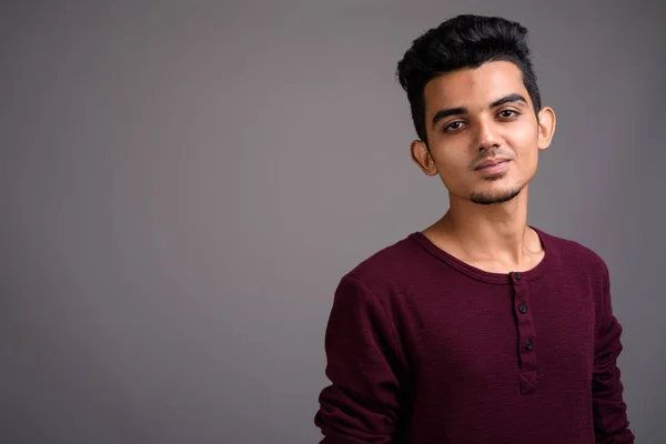 Молодий індійський людина проти сірий фон — стокове фото