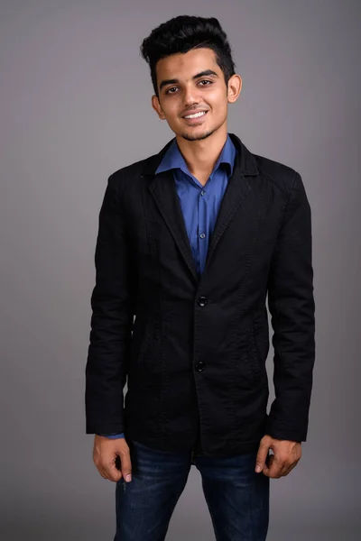 灰色の背景の若いインドのビジネスマン — ストック写真