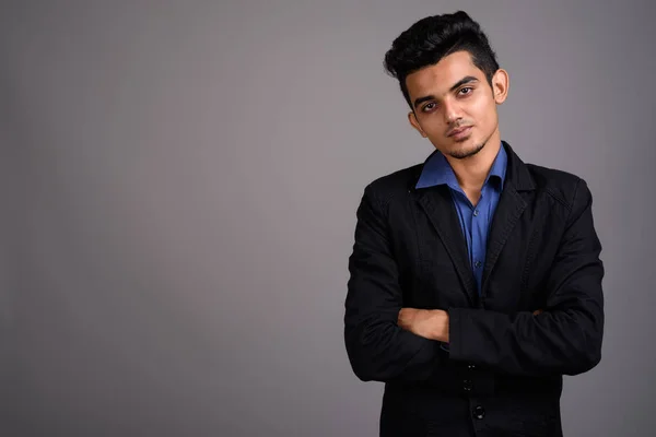 Νεαρός Ινδός επιχειρηματίας γκρι φόντο — Φωτογραφία Αρχείου