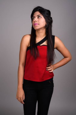 Gri arka plan karşı Genç Hintli kadın