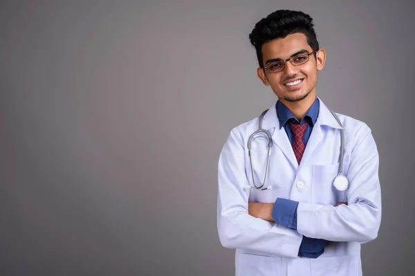 Jeune homme indien médecin sur fond gris — Photo