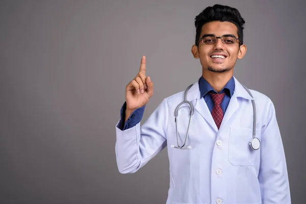 젊은 인도 사람 회색 배경 의사 — 스톡 사진
