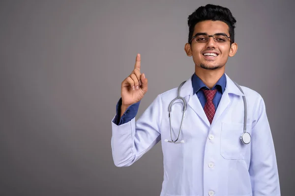 Jovem indiano homem médico contra fundo cinza — Fotografia de Stock