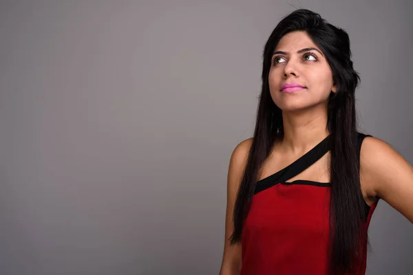 Gri arka plan karşı Genç Hintli kadın — Stok fotoğraf