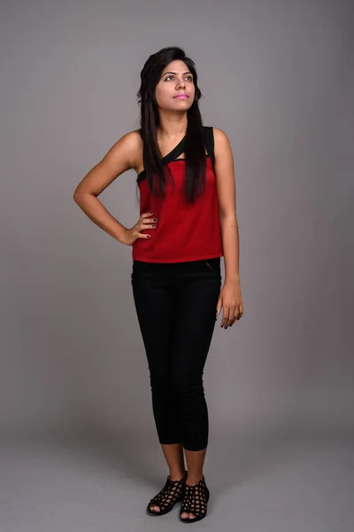 Молода Індійська жінка проти сірий фон — стокове фото
