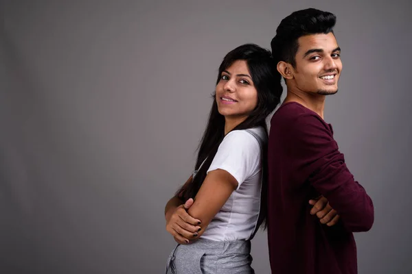 Joven hombre indio y joven mujer india juntos contra ba gris —  Fotos de Stock