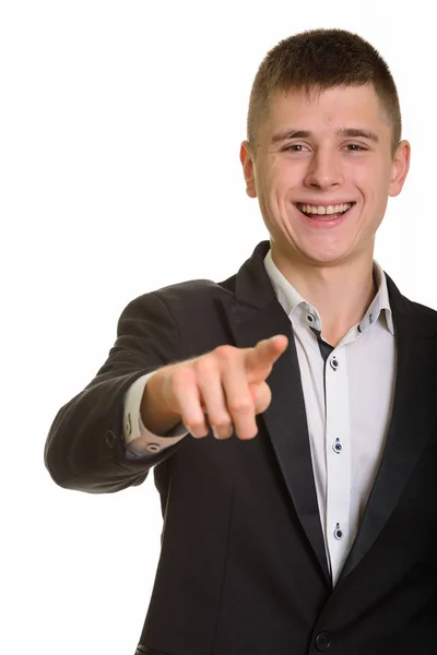 Estúdio tiro de jovem empresário feliz sorrindo e apontando fing — Fotografia de Stock