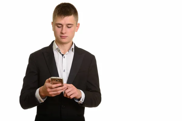 Студийный снимок молодого бизнесмена с помощью мобильного телефона — стоковое фото