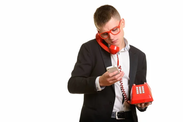 Studio shot van jonge zakenman praten over oude telefoon terwijl — Stockfoto