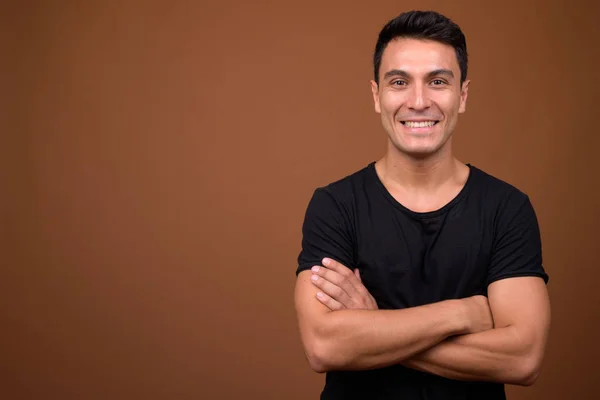 Estudio Joven Guapo Hispano Vestido Con Camisa Negra Sobre Fondo — Foto de Stock