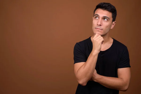 Estudio Joven Guapo Hispano Vestido Con Camisa Negra Sobre Fondo — Foto de Stock