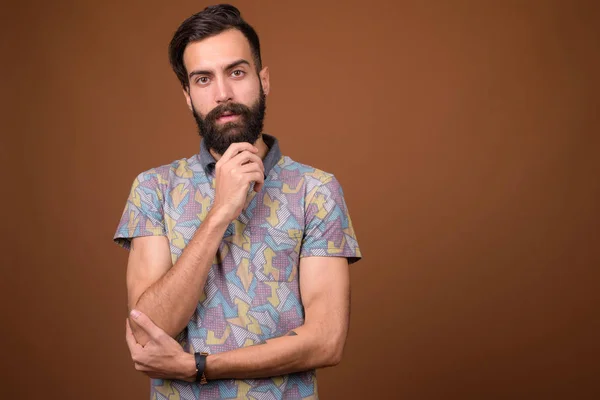 Estudio Toma Joven Guapo Barbudo Persa Hombre Sobre Fondo Marrón —  Fotos de Stock