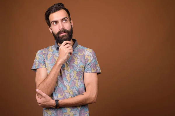 Studio Colpo Giovane Bello Barbuto Uomo Persiano Contro Sfondo Marrone — Foto Stock