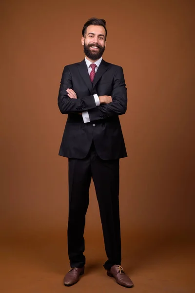 Studioaufnahme Eines Jungen Gutaussehenden Bärtigen Persischen Geschäftsmannes Vor Braunem Hintergrund — Stockfoto