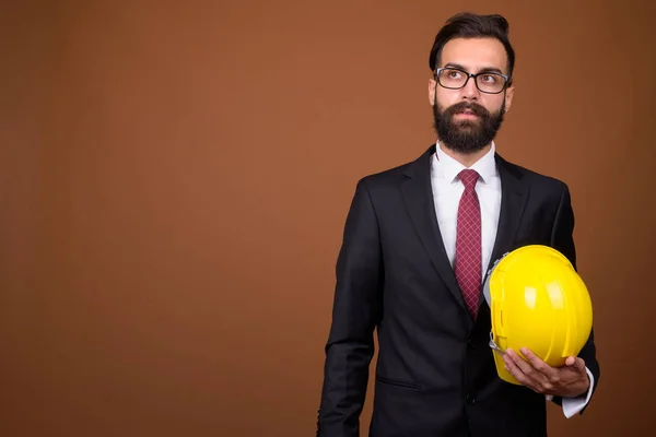 Estudio Plano Joven Guapo Barbudo Persa Hombre Negocios Con Hardhat — Foto de Stock