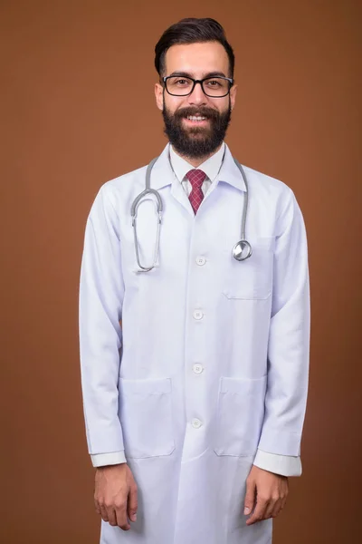 Studioaufnahme Eines Jungen Gutaussehenden Bärtigen Persischen Arztes Vor Braunem Hintergrund — Stockfoto