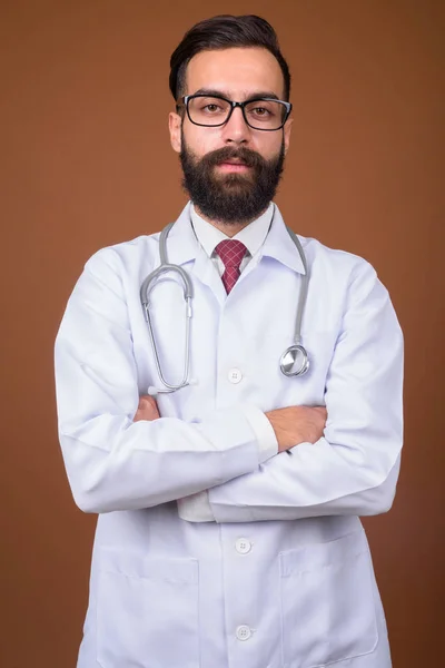 Studioaufnahme Eines Jungen Gutaussehenden Bärtigen Persischen Arztes Vor Braunem Hintergrund — Stockfoto