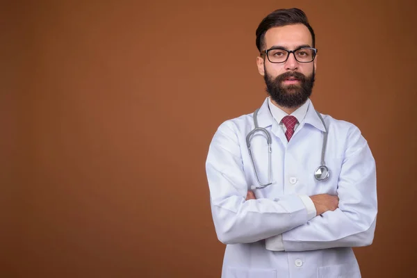 Estudio Disparo Joven Guapo Barbudo Médico Hombre Persa Contra Fondo — Foto de Stock