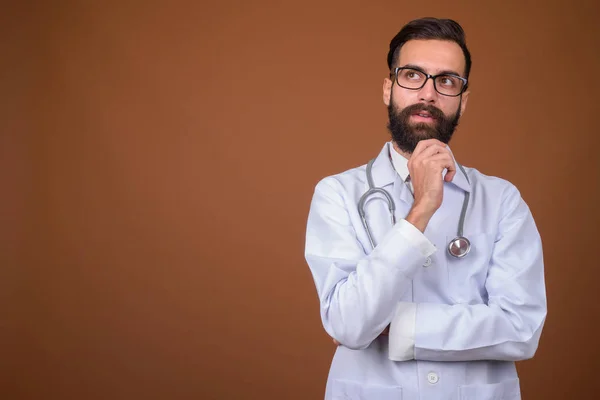 Studio Shot Jeune Beau Barbu Persan Homme Médecin Sur Fond — Photo