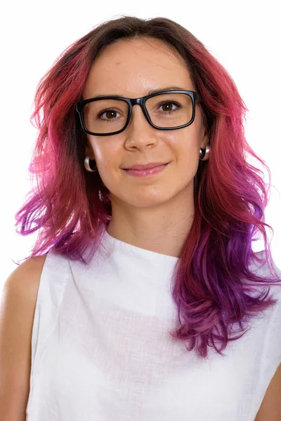 Tvář mladé krásné ženy s růžové vlasy a na sobě eyeglas — Stock fotografie