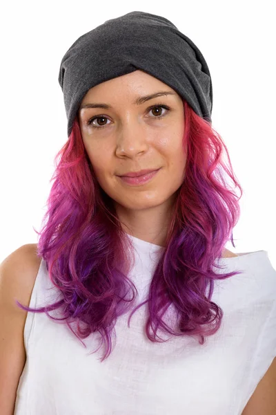 Volto di giovane bella donna con capelli rosa e cappello indossante — Foto Stock