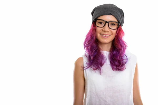 Studio shot van jonge gelukkige vrouw die lacht tijdens het dragen van eyeglasse — Stockfoto