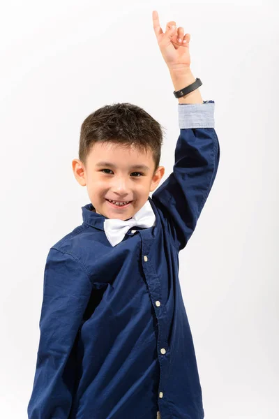 Studio colpo di carino ragazzo felice sorridente e puntando il dito verso l'alto — Foto Stock