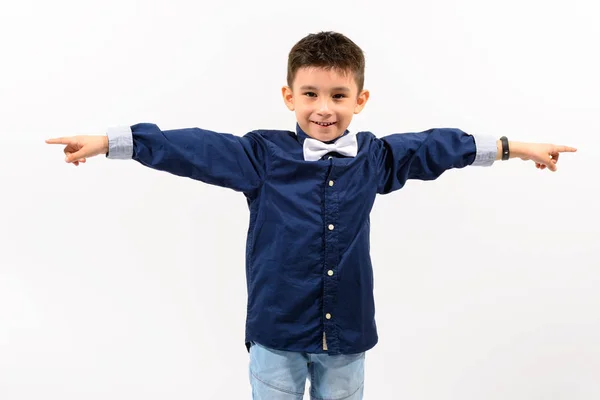 Estúdio tiro de menino feliz bonito sorrindo e apontando os dedos em di — Fotografia de Stock