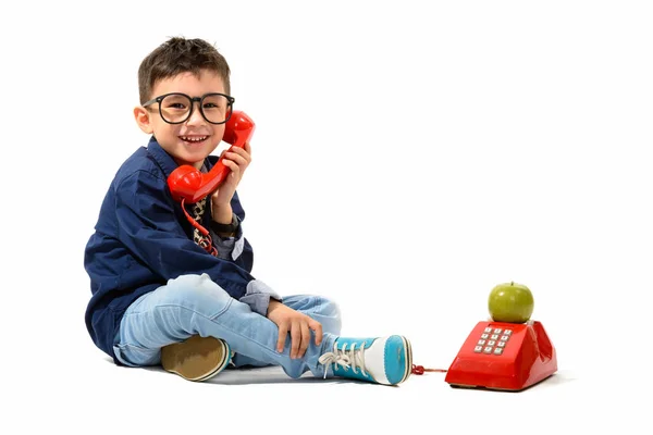 Studio shot van schattige gelukkige jongen lachend en praten over oude overzichtelijke — Stockfoto