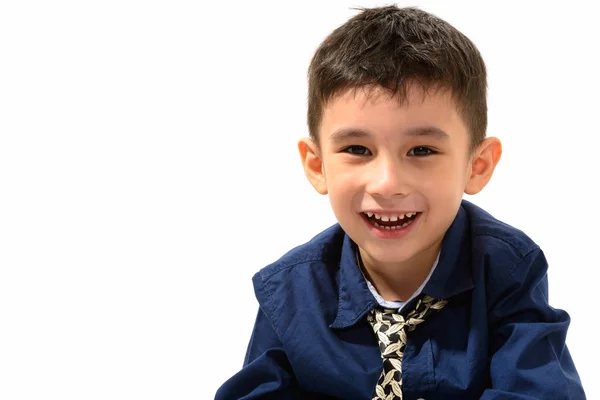 Estúdio tiro de bonito menino feliz sorrindo — Fotografia de Stock