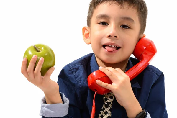 Roztomilý chlapec Vypláznutí jazyka zelené jablko a talki — Stock fotografie
