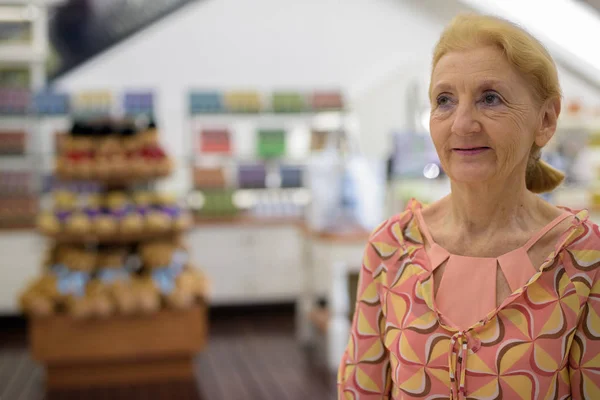 Vackra senior turist kvinna med blont hår avkopplande runt t — Stockfoto